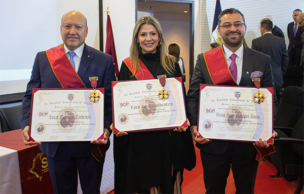 Foro de presidentes recibe la orden al mérito social y comunicacional iberoamericano Antonio Nariño